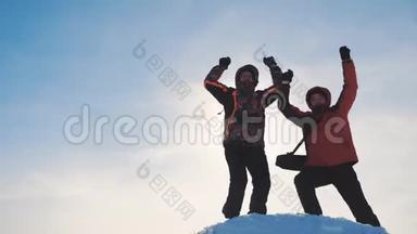 团队合作。 团体男冬雪山团队游客欢乐成功成就举起手欢乐目标